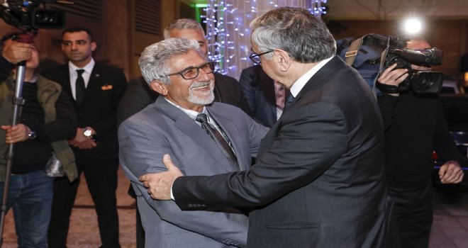 CUMHURBAŞKANI AKINCI DİŞ HEKİMİ YEŞİLADALI’NIN RESİM VE SERAMİK SERGİSİNİN AÇILIŞINI YAPTI