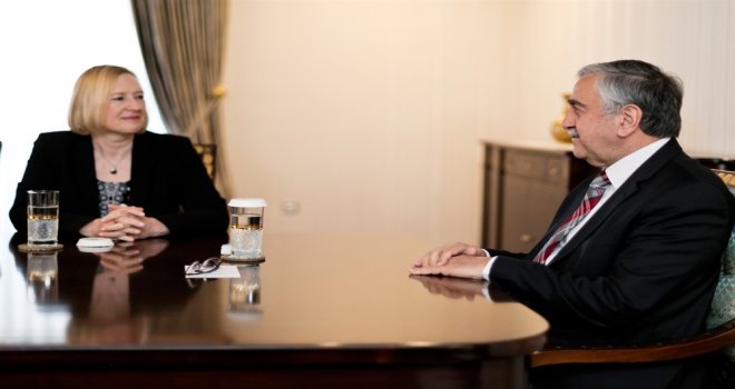 CUMHURBAŞKANI AKINCI ELİZABETH SPEHAR'I KABUL ETTİ.