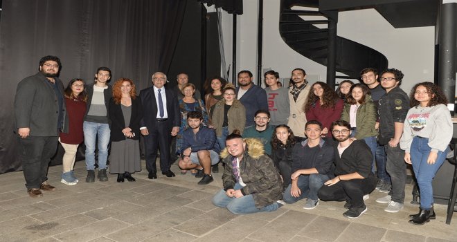 CUMHURBAŞKANI AKINCI, EŞİ MERAL AKINCI’YLA BİRLİKTE "HAYALET KUMPANYA" OYUNUNU İZLEDİ