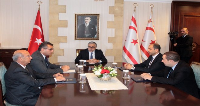 CUMHURBAŞKANI AKINCI HÜKÜMET ORTAĞI PARTİLERİN BAŞKANLARIYLA BİR ARAYA GELDİ
