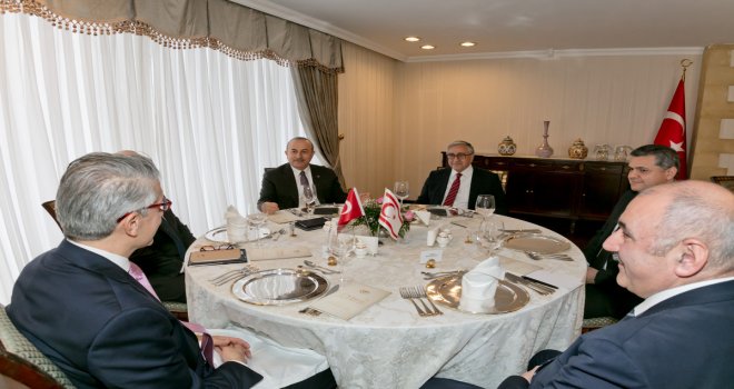 CUMHURBAŞKANI AKINCI İLE ÇAVUŞOĞLU ÇALIŞMA YEMEĞİNDE BİRARAYA GELDİ