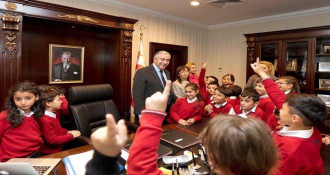 CUMHURBAŞKANI AKINCI İLKOKUL ÖĞRENCİLERİNİ AĞIRLADI