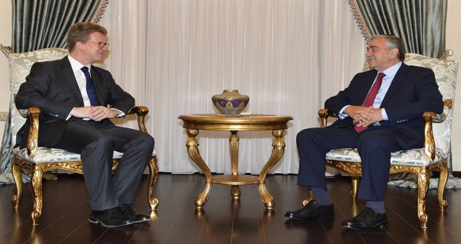 CUMHURBAŞKANI AKINCI, İNGİLİZ YÜKSEK KOMİSERİ’Nİ KABUL ETTİ.