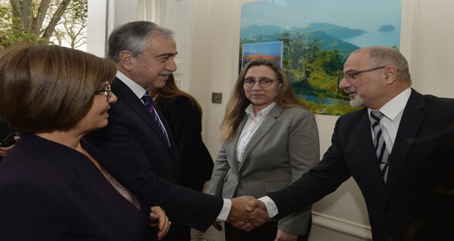 CUMHURBAŞKANI AKINCI, LONDRA’DA KKTC TEMSİLCİLİĞİ’Nİ ZİYARET ETTİ