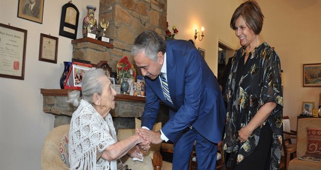 Cumhurbaşkanı Akıncı ve Eşi, Türkan Aziz’i ziyaret etti