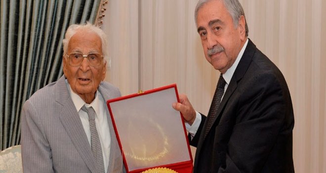 Cumhurbaşkanı Akıncı’dan Bekiroğlu’na plaket