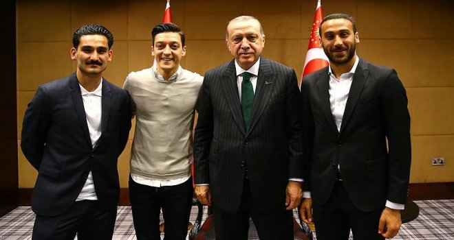 Cumhurbaşkanı Erdoğan Premier Lig'de oynayan Türk futbolcularla buluştu...
