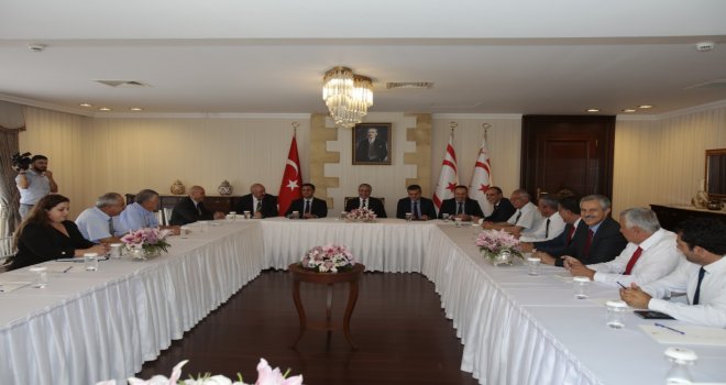 Cumhurbaşkanı Mustafa Akıncı, değerlendirme toplantılarına belediye başkanlarıyla devam ediyor.