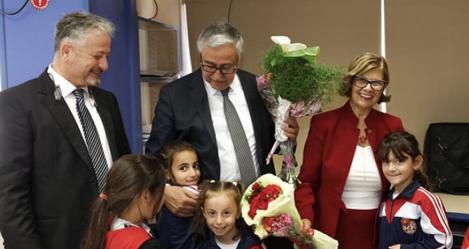CUMHURBAŞKANLIĞI CUMHURBAŞKANLIĞI TARAFINDAN HAZIRLANAN “HAKLARIMI BİLİYORUM” İSİMLİ KİTABIN DAĞITIMINA 23 NİSAN İLKOKULU’NDAN BAŞLANDI