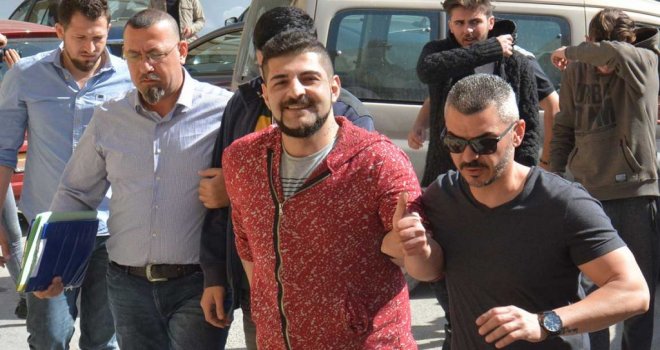 Deniz, öfkesini basın mensuplarından çıkardı
