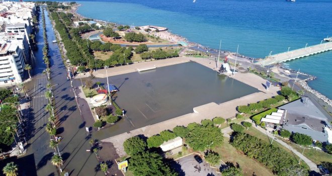 Deniz seviyesinin yükseldiği İskenderun'da binalar boşaltıldı