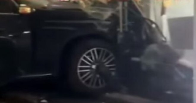 Dereboyu'nda korkutan kaza: Araç dükkana girdi!