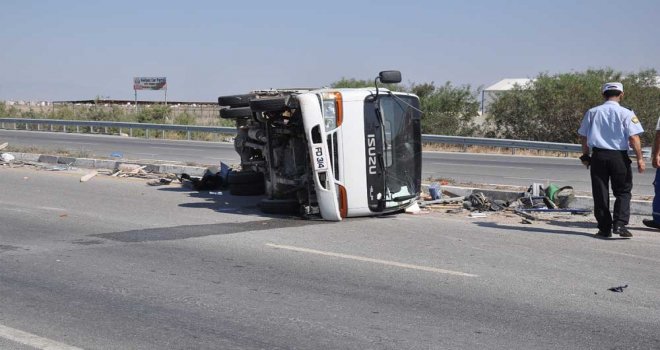 DEVRİLEN VAN'DAN EŞYALAR YOLA SAÇILDI