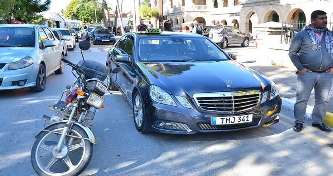 Dikkatsizce açılan minibüsün kapısına çakıldı