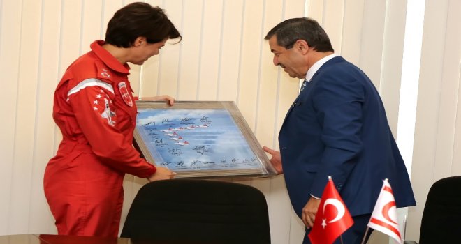 DIŞİŞLERİ BAKANI ERTUĞRULOĞLU TÜRK YILDIZLARINI KABUL ETTİ