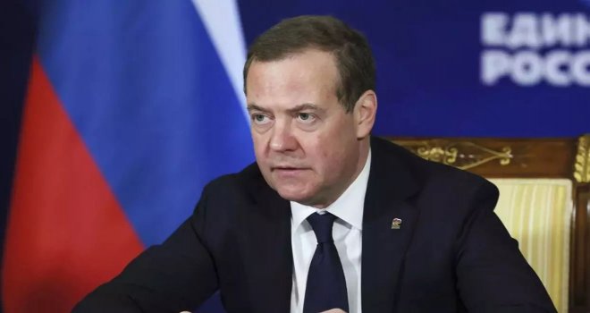 Dmitriy Medvedev: Avrupa, ABD'ye hayati derecede ihtiyaç duyan huysuz bir yaşlı kadın