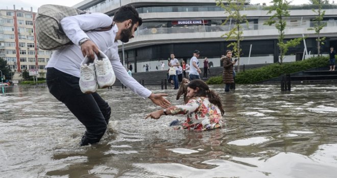 DOĞAL FELAKETLER KADINLARI DAHA ÇOK ETKİLİYOR