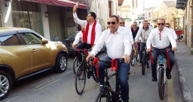 DP seçim startını bisikletle verdi