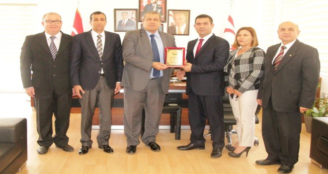 DR. FAZIL KÜÇÜK ENDÜSTRİ MESLEK LİSESİ OKUL YÖNETİMİ İSMAİL ARTER’E PLAKET TAKDİM ETTİ