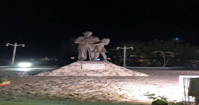 DR. KÜÇÜK’ÜN SURLARİÇİ’NDEKİ HEYKELİ UNUTULDU