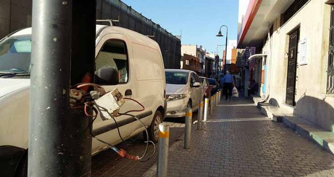 Elektrik kabloları tehlike saçıyor