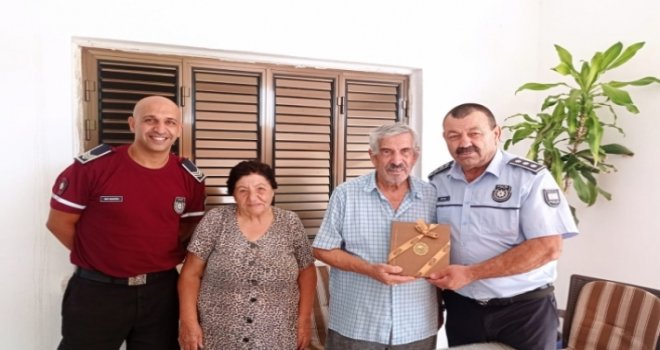 Emekli itfaiyecilere plaket takdim edildi