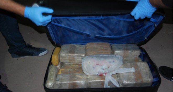 Ercan'da uyuşturucu dolu valiz açılırken olay yerin'den kaçtı