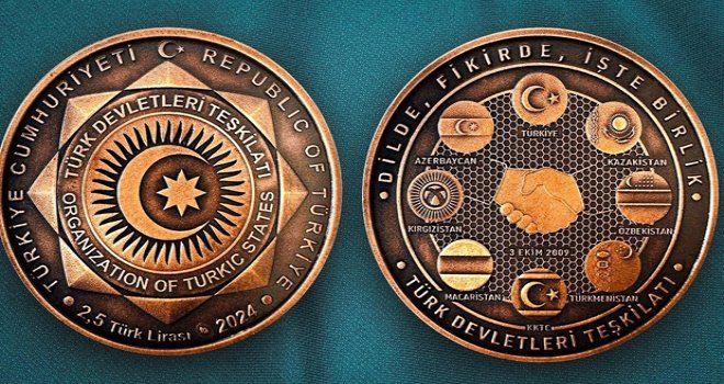 Erdoğan, TDT Zirvesi'nde KKTC bayrağının da bulunduğu özel hatıra parayı liderlere hediye etti