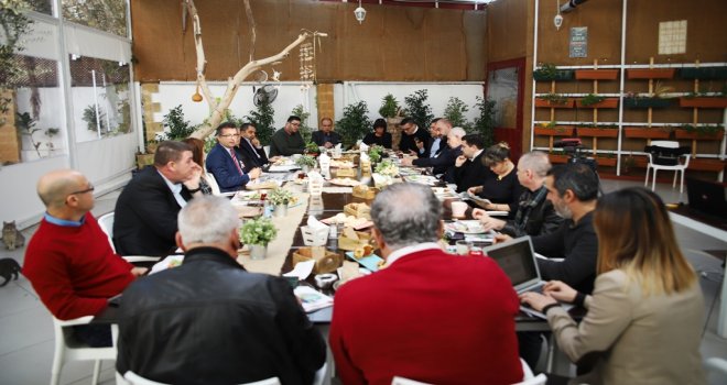 ERHÜRMAN GAZETECİLERLE BULUŞTU.