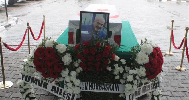 ESKİ BAKAN VE MİLLETVEKİLLERİNDEN YUMUK İÇİN BUGÜN MECLİS BAHÇESİNDE TÖREN DÜZENLENDİ