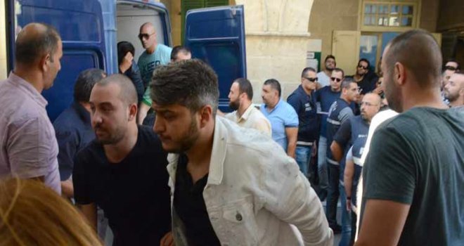Evraklarda ve çeklerde Piskobulu’nun imzası var  