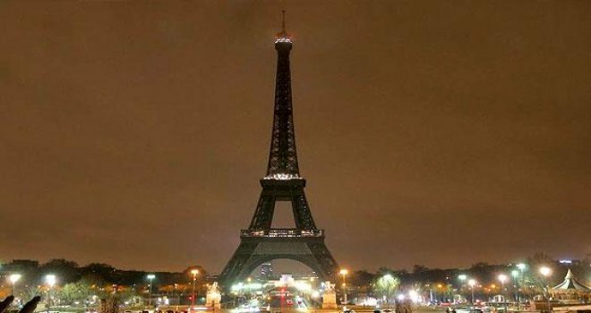 Eyfel Kulesi Londra'daki terör kurbanları anısına karartıldı