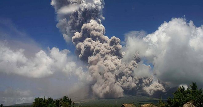 Filipinler’de Mayon Yanardağı patladı