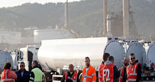 Fransa’da kamyoncuların Çalışma Yasası Reformu protestosu hayatı felç etti