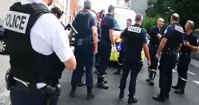 Fransa’da polise saldırı