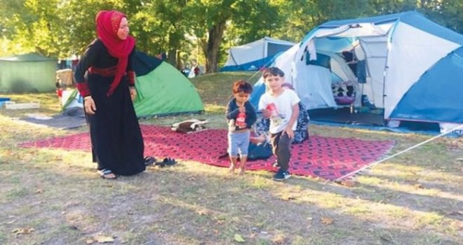 Fransa’daki mülteciye Türkler bakıyor