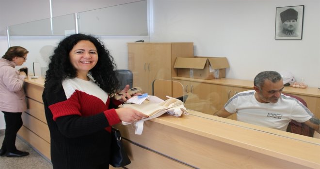 GAZİMAĞUSA BELEDİYESİ FATURALARINI ÖDEYENLERE BEZ ÇANTA DAĞITIYOR