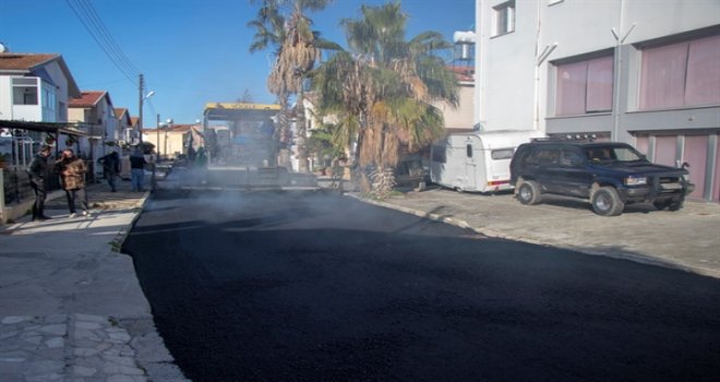GAZİMAĞUSA BELEDİYESİ TUZLA’DA ASFALTLAMA ÇALIŞMALARINA BAŞLADI