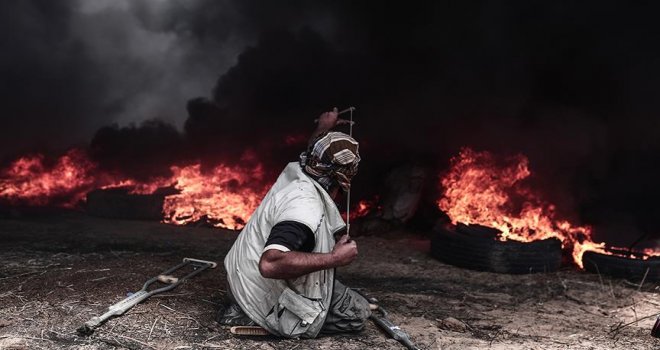 Gazze sınırından duman ve özgürlük sloganları yükseliyor.