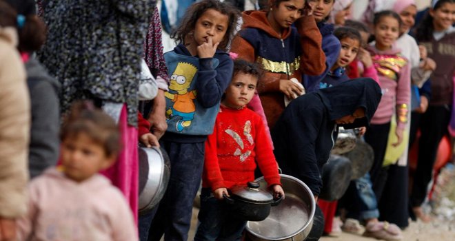 Gazze'deki hükümet: Gazze'nin kuzeyinde halkın yemek zorunda kaldığı hayvan yemleri bile tükendi
