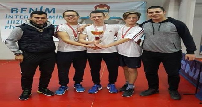 GİRNE AMERİKAN KOLEJİ ERKEK MASA TENİSİ TAKIMI GENÇLER FİNALİNDE KÜRSÜYE ÇIKTI.