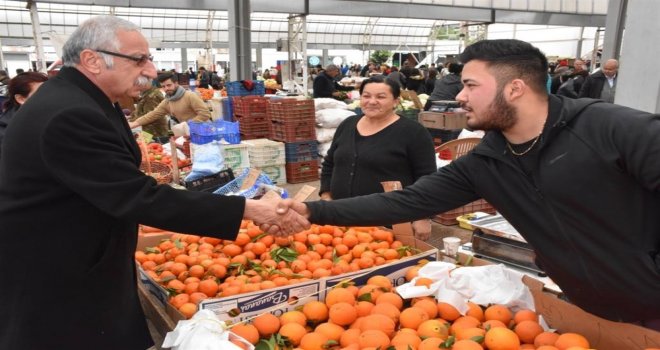 GİRNE BELEDİYE BAŞKANI GÜNGÖRDÜ, AÇIK PAZAR’DA ESNAF VE VATANDAŞLARIN YENİ YILINI KUTLADI