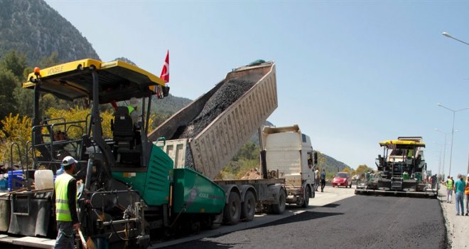 Girne-Lefkoşa anayolunda asfaltlama çalışmaları bugün başladı