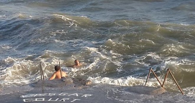 Girne’de denize giren vatandaş boğuluyordu