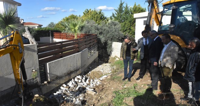 GİRNE’DE DERE YATAĞINA İZİNSİZ YAPILAN PERDE DUVARI YIKILDI