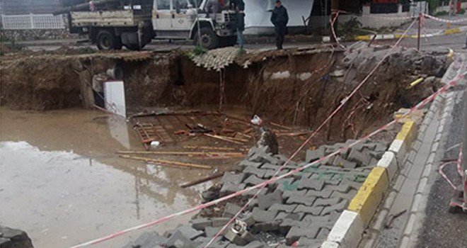Girne'de yol çöktü