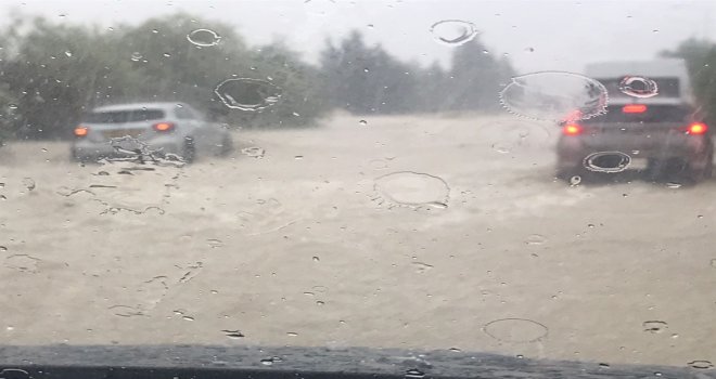 GÖNYELİ ÇEMBERİ’NDEN GİRNE’YE GİDEN YOL YAĞIŞ NEDENİYLE TRAFİĞE KAPATILDI..