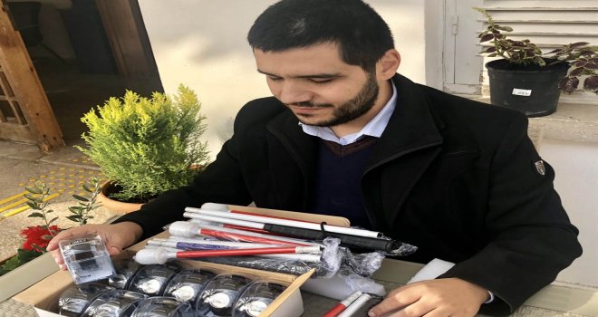 GÖRME ENGELLİLERE KONUŞAN SAAT VE BEYAZ BASTON DAĞITILIYOR