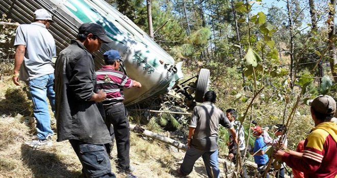 GUATEMALA'DA OTOBÜS UÇURUMA YUVARLANDI