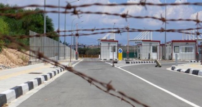 Güney Kıbrıs’ın planına göre barikatlar ve uçuşlar 3 ay sonra açılacak